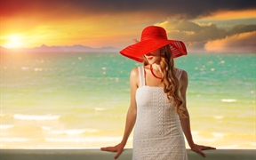 美女模特带着红色帽子海边日落的唯美壁纸，欧美金发性感美女5K壁纸图片
