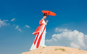 4k好看的古装清纯美女陈瑶，西域古风美女沙漠撑红色油纸伞高清电脑壁纸

