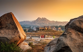 赫马库塔山上的神庙，汉皮，卡纳塔克邦，印度 