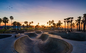 日落时的威尼斯海滩滑板公园，洛杉矶，加利福尼亚州 