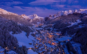 圣诞节期间的瓦尔加迪纳山谷的村庄，多洛米蒂山，意大利 