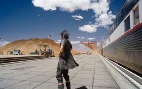 最终幻想4k壁纸高清壁纸，火车站漫步的动漫帅哥耍酷壁纸下载
