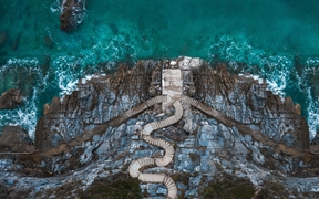 米罗伯塔莫斯海岸线上的楼梯，色萨利，希腊 