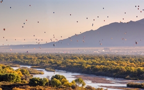 格兰德河上空的热气球，阿尔伯克基，新墨西哥州，美国 