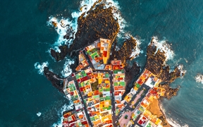 鸟瞰克鲁斯港色彩斑斓的房屋，特内里费岛，西班牙 