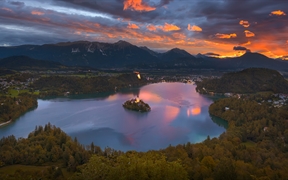 从奥索伊尼察观景点看日出时的布莱德湖，斯洛文尼亚 