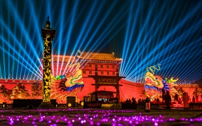 灯光秀点亮夜幕中的西安城墙，中国春节 