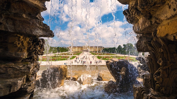 维也纳，从罗马海神喷泉窥视美泉宫