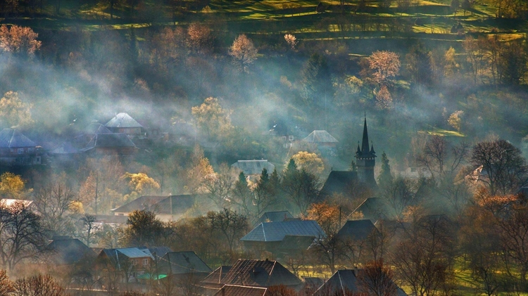 罗马尼亚 ，薄雾笼罩的特兰西瓦尼亚乡村