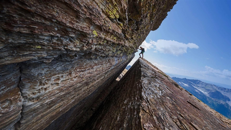 蒙大拿州 ，一位登山爱好者正在征服Cabinet山峰