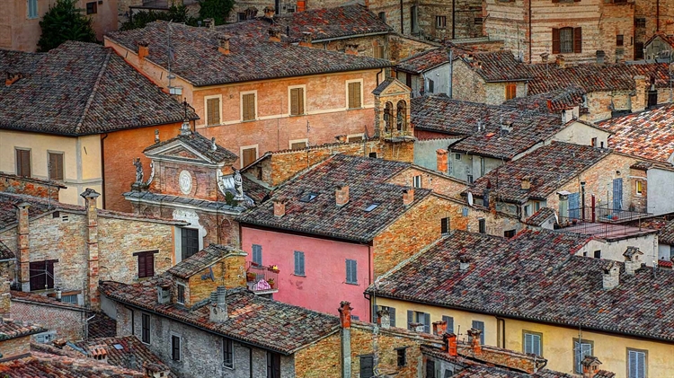 意大利 ，城墙环绕之城乌尔比诺的屋顶