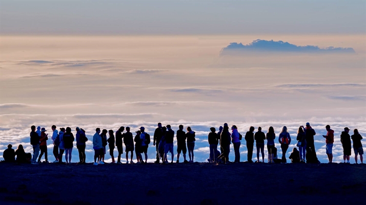 美国夏威夷州 ，海勒卡拉国家公园的哈莱亚卡拉火山顶端的游客