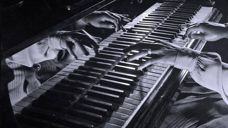 1943年在纽约举行的爵士即兴演出中爵士乐钢琴家玛丽·卢·威廉斯的...