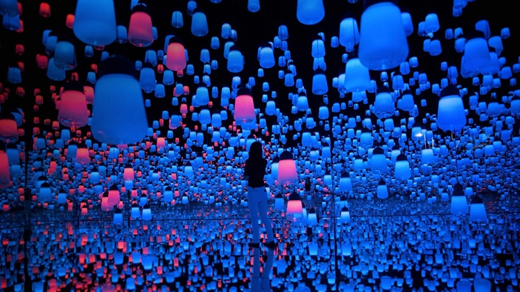 日本东京 ，森大厦数字艺术博物馆内的吊灯