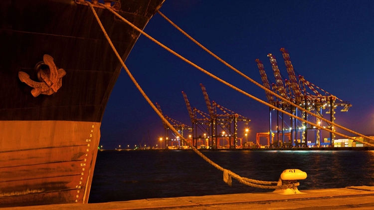 南非开普敦 ，夜色下停靠在开普敦港口的轮船