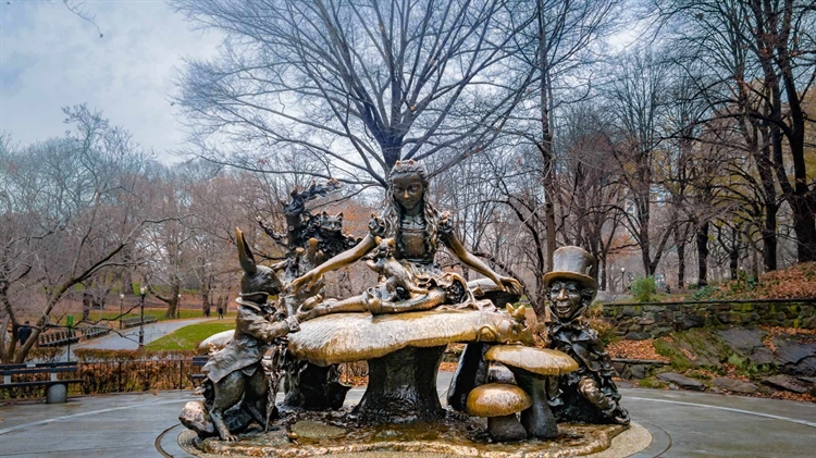 美国纽约  ，纽约中央公园内的爱丽丝梦游仙境雕塑