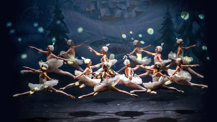 正在表演“胡桃夹子”芭蕾舞剧的莫斯科芭蕾舞团 