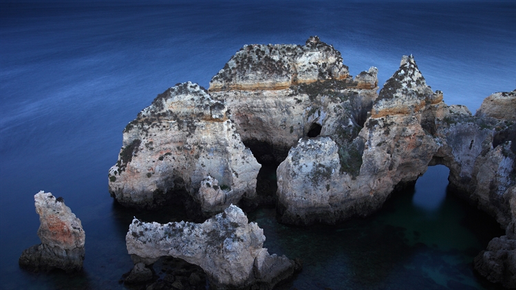 葡萄牙 ，阿尔加维海岸附近的Ponta da Piedade岩层