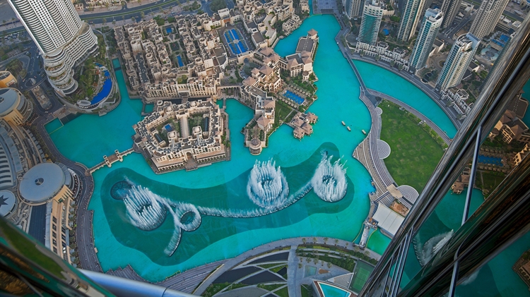 迪拜哈利法塔 ，哈利法塔湖中的迪拜喷泉