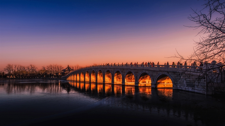 中国 ，北京颐和园昆明湖上的十七孔桥