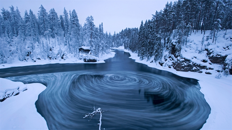 芬兰库萨莫 ，冬季奥兰卡国家公园Myllykoski风景区中的漩涡