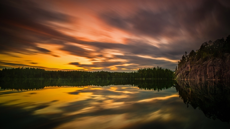 瑞典 ，厄勒布鲁附近湖上的仲夏之光