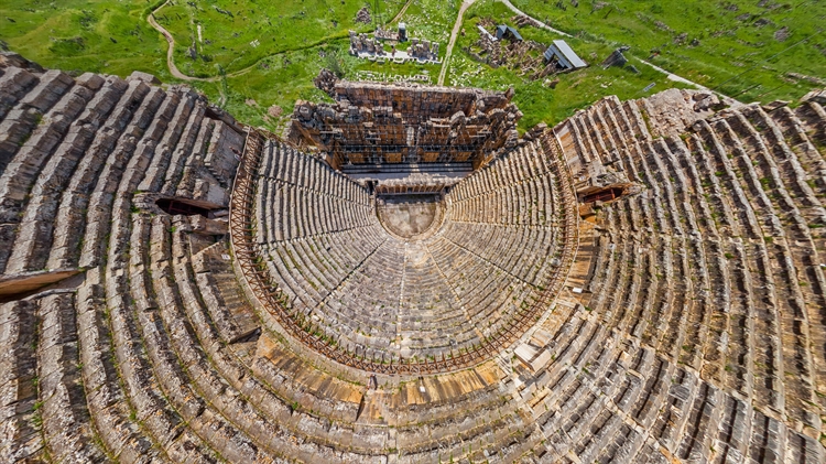 土耳其棉花堡附近希腊古城希拉波利斯的剧院鸟瞰图 
