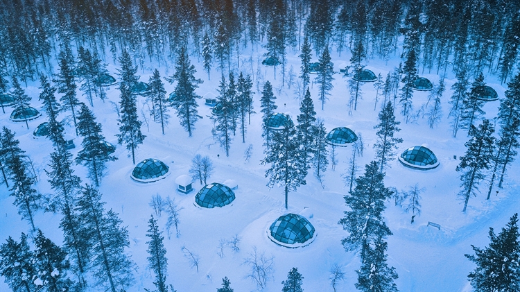 卡克斯劳塔宁阿克蒂克度假酒店的玻璃圆顶冰屋，芬兰萨里山  