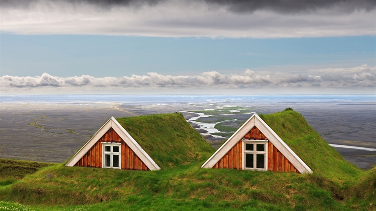斯卡夫塔山中的传统农舍，冰岛瓦特纳冰川国家公园 