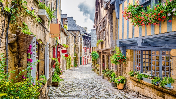 Dinan镇的鹅卵石铺成的街道，法国布列塔尼 