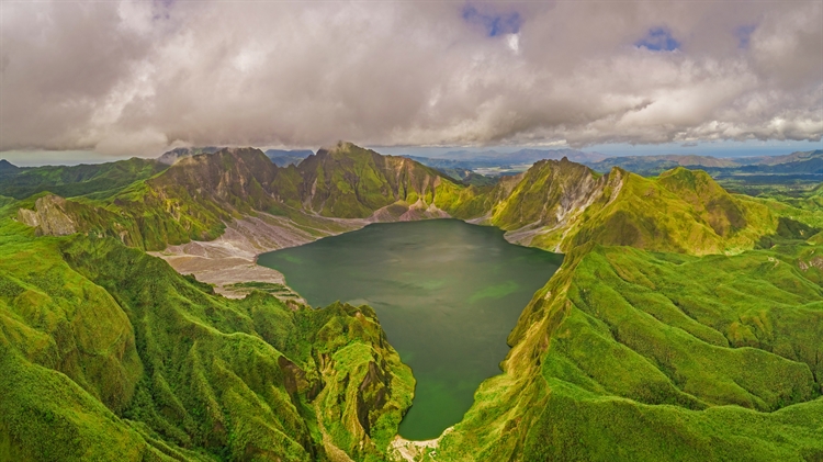 鸟瞰皮纳图博火山湖和山脉，菲律宾波拉克 