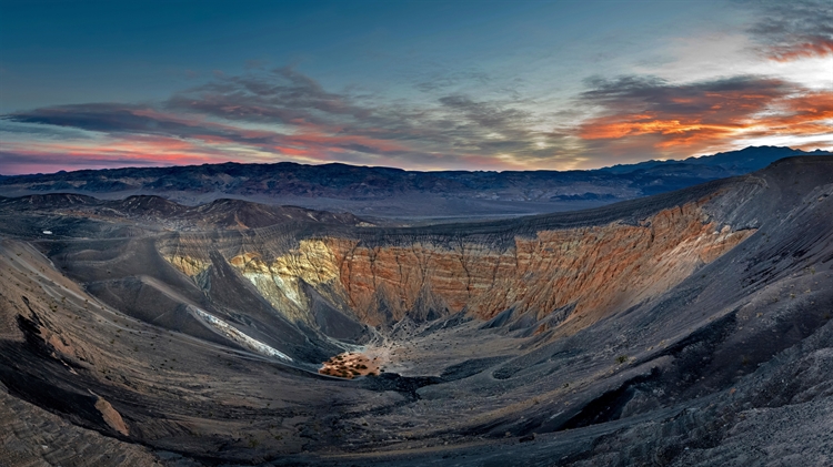 死亡谷国家公园里的优比喜比火山口，加利福尼亚州 