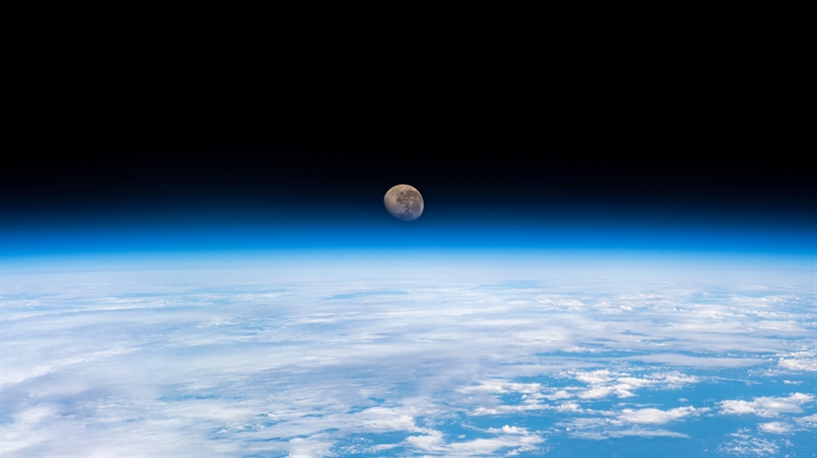 从国际空间站拍摄到的地球上方的渐亏凸月 