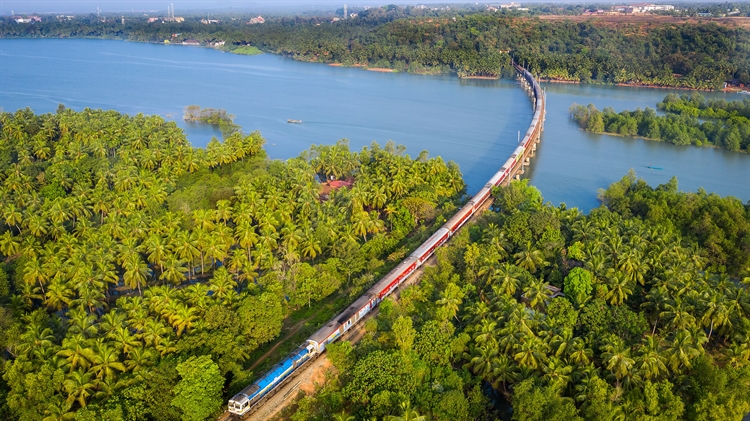 一列火车穿过卡纳塔克邦的沙拉瓦蒂桥，印度 