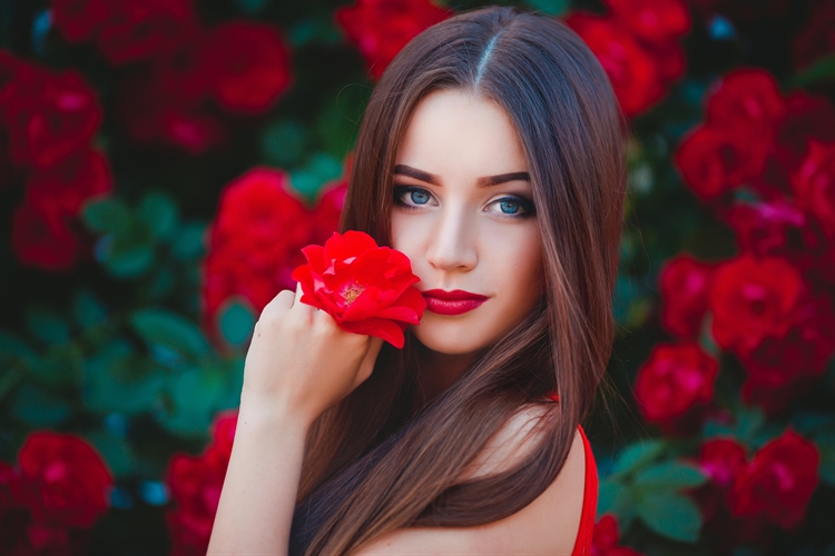 国外性感美女模特，红色鲜花下的欧美长发美女5k美女壁纸写真
