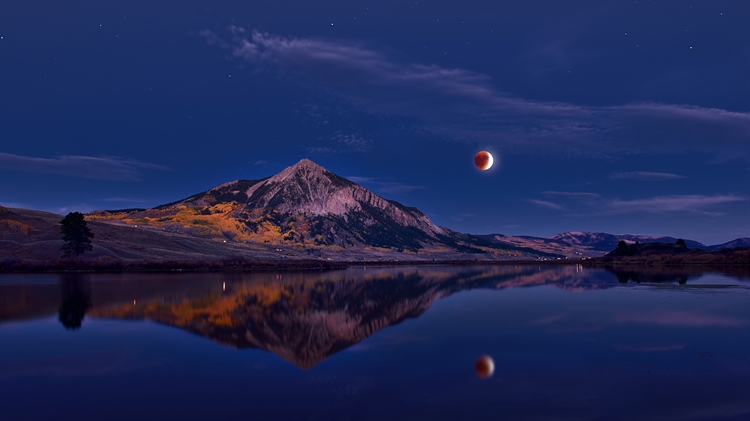 克雷斯特德比特山上方的月食，科罗拉多州，美国 