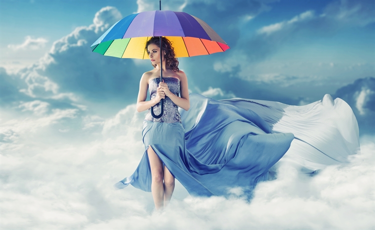 彩虹伞的性感欧美美女，黑发漫步在蓬松的云朵上，大长腿的5k人物创意壁纸图片

