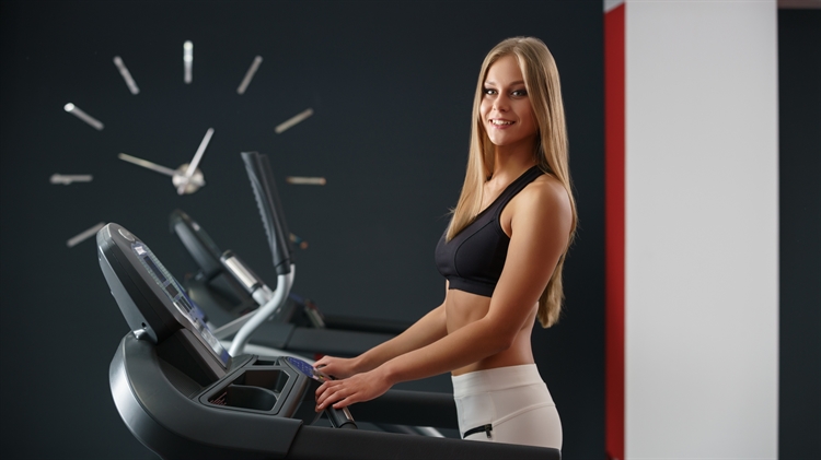 金发性感美女内衣模特微笑的在跑步机上锻炼，健身房上显示钟表的时刻的5k美女壁纸
