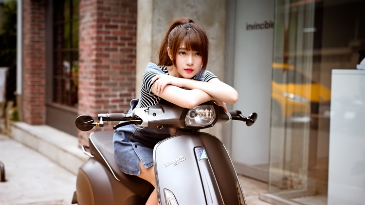 街道骑摩托车的清纯美女，扎着短发的可爱女孩4K美女壁纸
