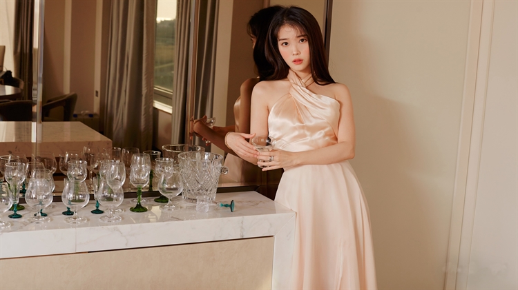 韩国性感美女李知恩iu长裙子礼服充满贵妇气息的4k美女壁纸
