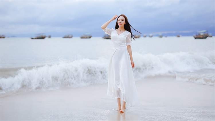 性感美女海边海滩漫步,白色长裙子清纯美女走出成熟女性的气质4K美女壁纸
