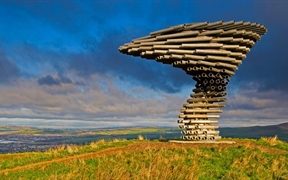伯恩利歌唱树雕塑的全景 ，英国