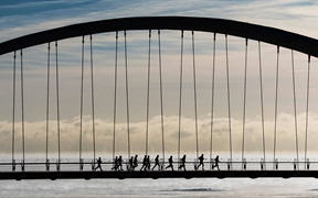 亨伯湾拱桥上的一群慢跑爱好者 ，多伦多