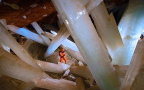 奈卡水晶洞的巨大亚硒酸盐晶体 ，墨西哥