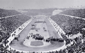1896年雅典奥运会开幕式在希腊帕纳辛纳克体育场进行 