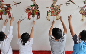 蒲河小学的学生在排练皮影戏 ，【六一儿童节】中国沈阳