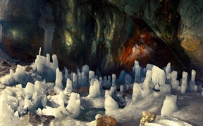 黑山 ，杜米托尔一处洞穴里的冰柱