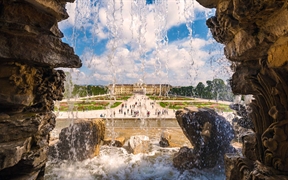 维也纳，从罗马海神喷泉窥视美泉宫
