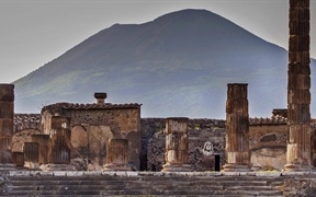 意大利 ，朱庇特神庙和来自庞贝古城的维苏威火山
