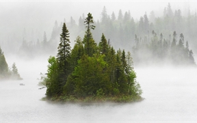 苏必利尔湖省立公园，芬顿湖中雨雾缭绕的小岛
